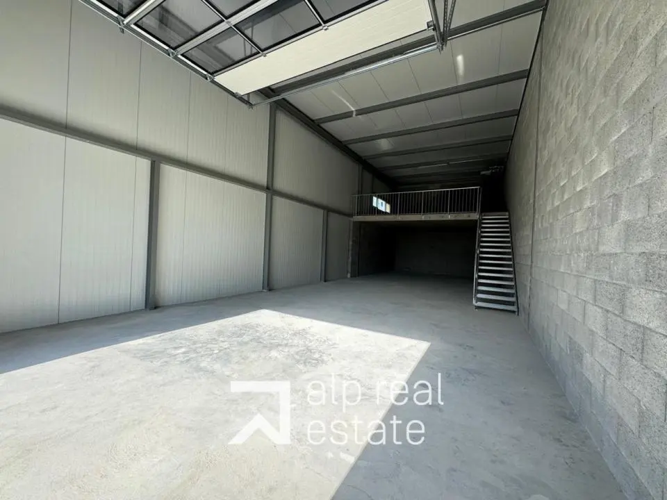 Spazio modulare di 160 m² – Flessibilità e accessibilità strategica vicino all’A9 — photo 1