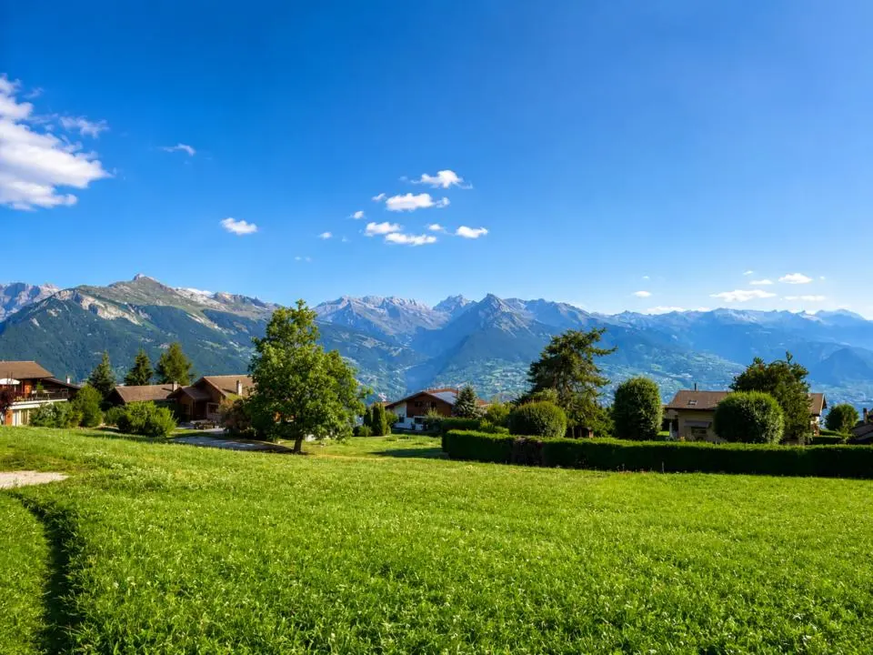 Wunderschönes Baugrundstück mit Blick auf die Rhone-Ebene und die Alpen — photo 1