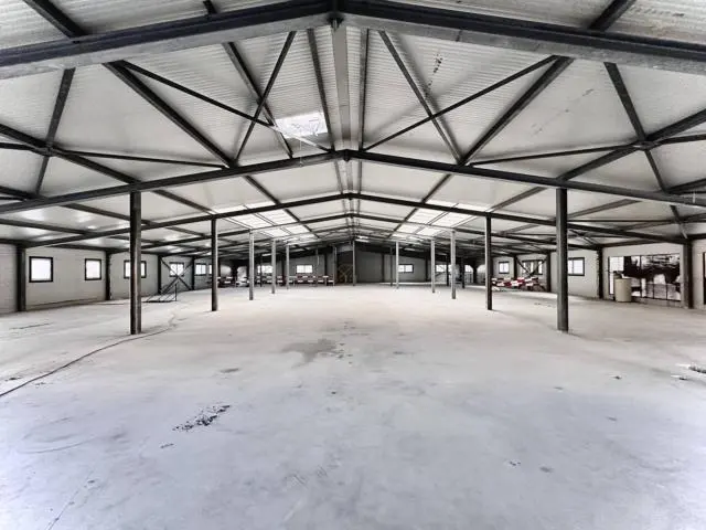 Halle commerciale modulable avec permis de construire en force — 2