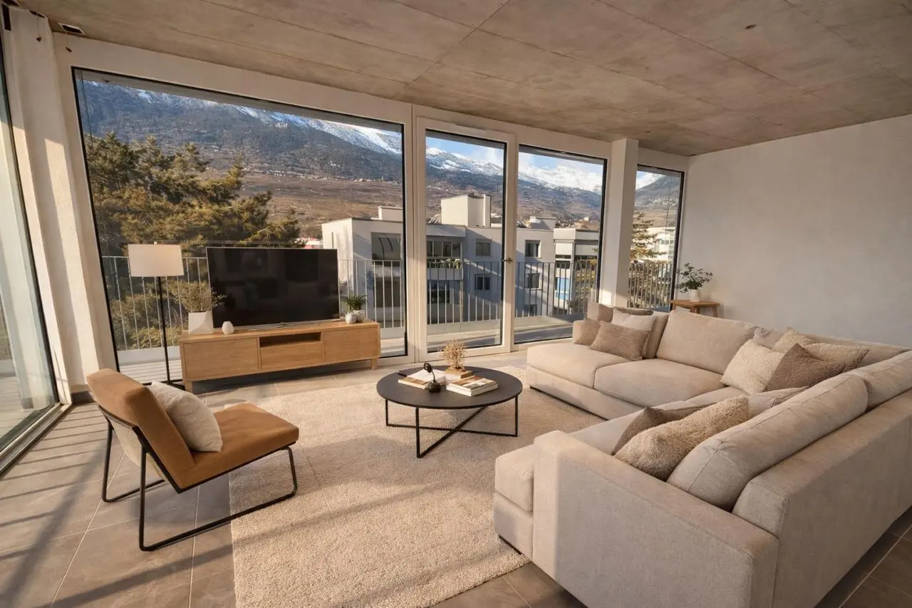 Geräumiges neues Penthouse mit großem Balkon — 1