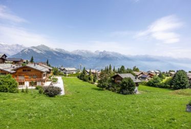 Large sunny plot with mountain views