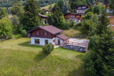 Magnificent, newly renovated chalet in a quiet location