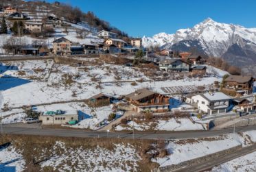 Chalet en madrier à 5 minutes en voiture de Haute-Nendaz avec vue dégagée sur les Alpes