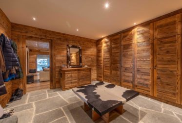 Luxurious chalet with indoor swimming pool ski in/out all year round