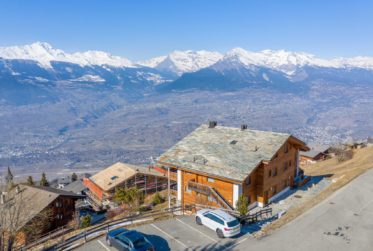 Magnifique rez-jardin avec terrasse à deux pas du centre de la station avec vue dégagée sur les Alpes