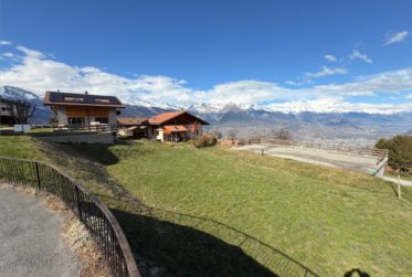 Magnificent building plot 4 minutes from the resort