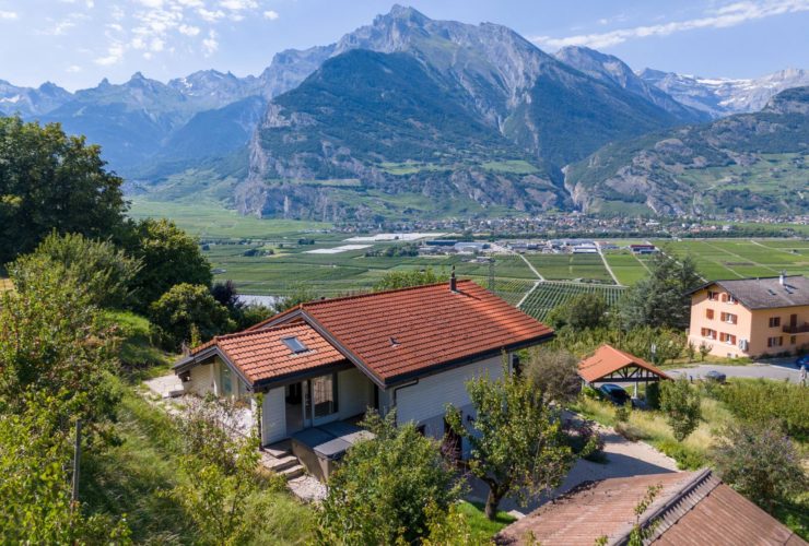Villa mit Wellnessbereich inmitten von Aprikosenfeldern