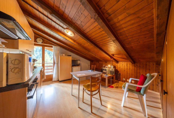 Appartement mansardé et traversant au centre du village