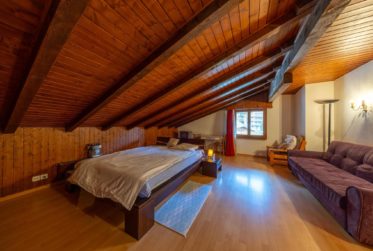 Transversing attic flat in the centre of the village