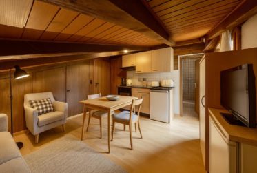 Appartement mansardé et traversant au centre du village