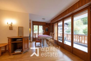 Spacious 3.5-room flat with panoramic balcony in the heart of the resort