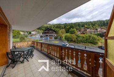 Spacious 3.5-room flat with panoramic balcony in the heart of the resort
