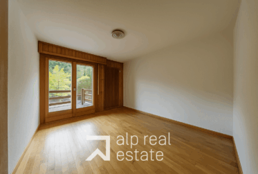 Spacious 3.5-room flat with panoramic balcony in the heart of the resort