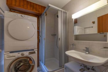 Spacious 3.5-room flat with panoramic balcony in the heart of the resort