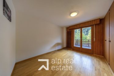 Spacious 3.5-room flat with panoramic balcony in the heart of the resort