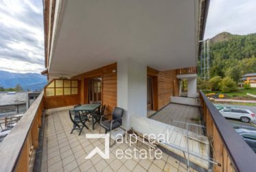 Spacious 3.5-room flat with panoramic balcony in the heart of the resort