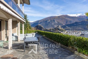 Architect-Designed Villa with Panoramic Views of the Castles