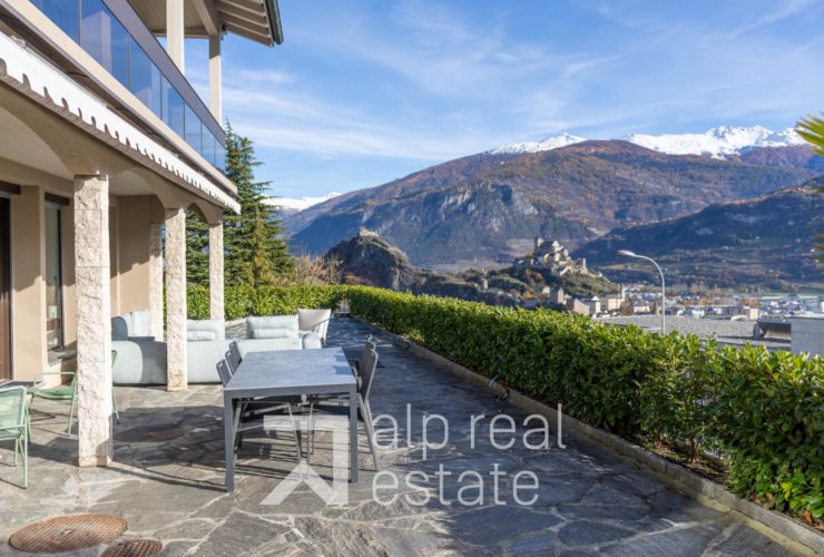 Architect-Designed Villa with Panoramic Views of the Castles