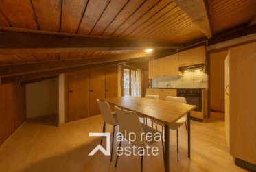 Charmant appartement traversant et mansardé de 2.5 pièces en centre de station