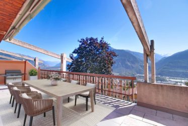 Semi-detached villa & self-contained flat - exceptional views