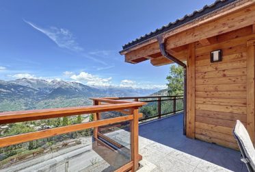 Modernes Chalet mit Blick ins Tal