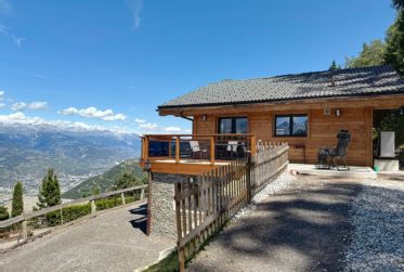Modernes Chalet mit Blick ins Tal