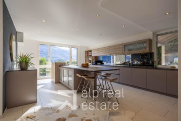 Villa d’architecte avec vue panoramique sur les châteaux