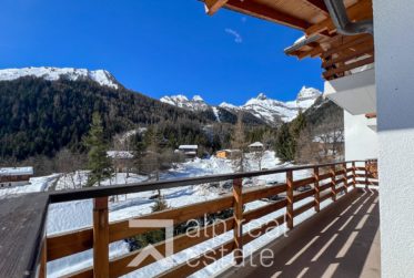 Spacious 3.5-Room Cross-Through Apartment