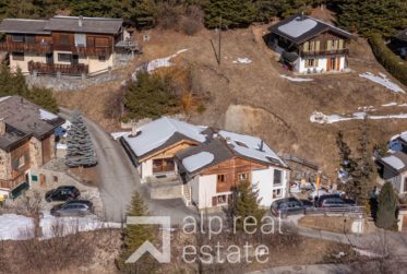 Renoviertes Doppeleinfamilienhaus im Herzen der Station – Aussergewöhnliche Lage