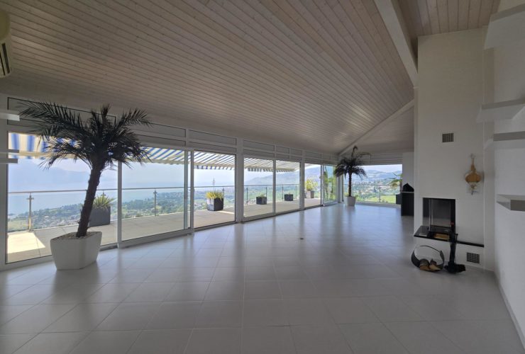 Beautiful apartment with terrace and lake view