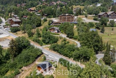 Terrain constructible – mitoyen aux Bains