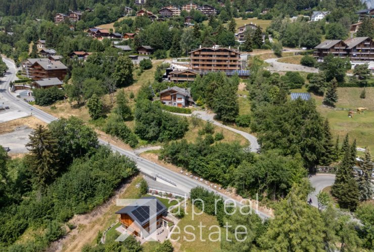 Terrain constructible – mitoyen aux Bains